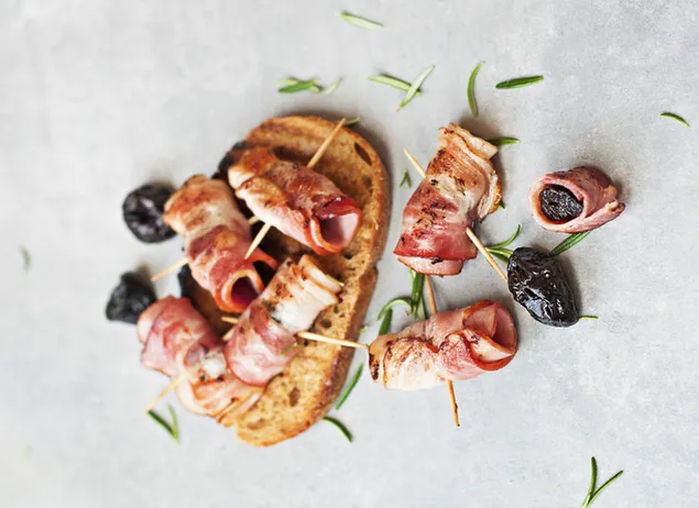 muat turun bacon menggulung dalam roti dengan kismis