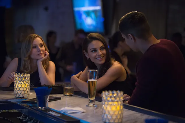 Шпалери Погані мами в барі 4K