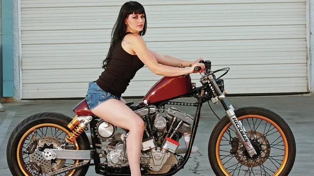 バイクとセクシーなタトゥーの女性 ダウンロード