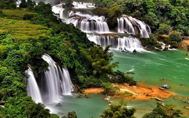 Бан џок-детинскиот водопад во Кина заслепува со својата убавина меѓу шумите и карпите 2K тапет