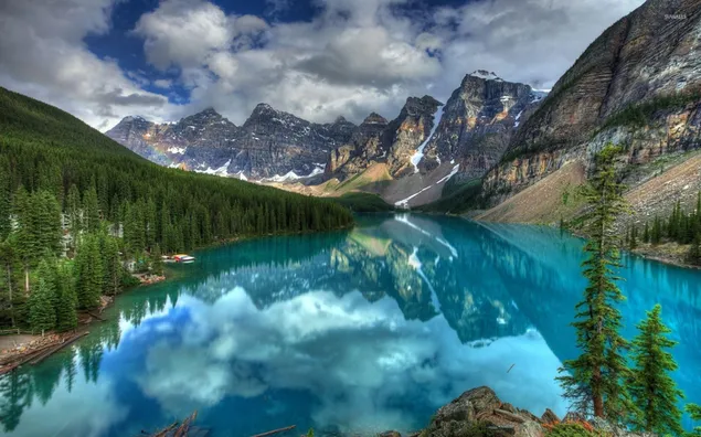Parque Nacional Banff con vista al lago entre picos nevados y bosques HD fondo de pantalla