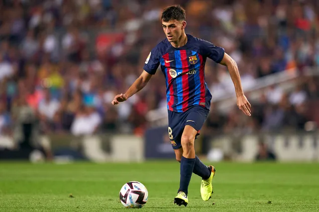 Футболистът на Барселона Педри с футболна топка 2K тапет