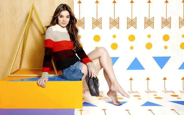 Hailee Steinfeld descalza con papel tapiz geométrico