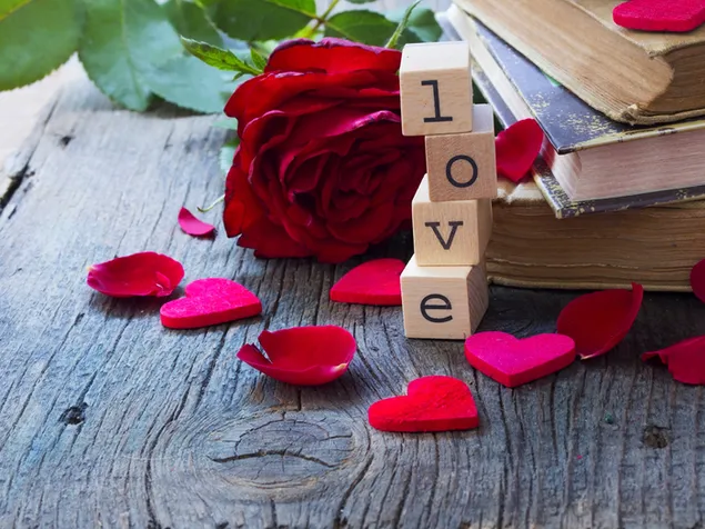 バレンタインデー-愛のブロックとバラの花びら