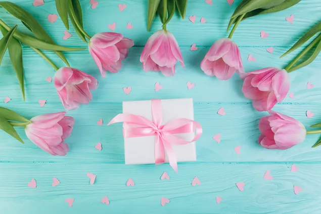 バレンタインデー - ギフトとピンクのチューリップの花