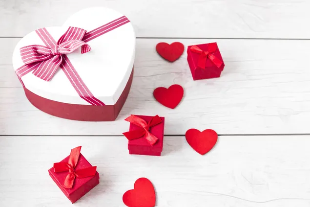 バレンタインデー-ハートボックスとプレゼント
