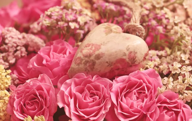 バレンタインデー-ピンクのバラとハートの飾り