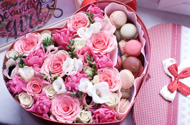 バレンタインデー - ピンクのバラとマカロンがハートの箱に入っています ダウンロード