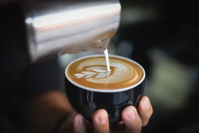 Barista membuat seni kopi berkrim yang sempurna 4K kertas dinding