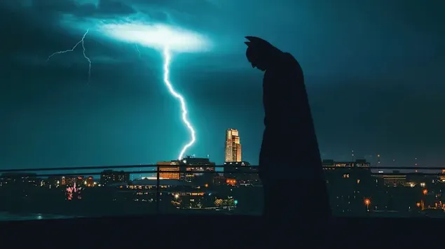 Batman di depan petir 4K wallpaper