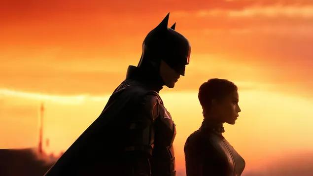 Tapeta Batman so Salinou Kyle stojacou pred krásnym západom slnka 4K