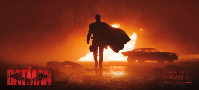 バットマン映画の火の中のバットマンと彼女の車のショット