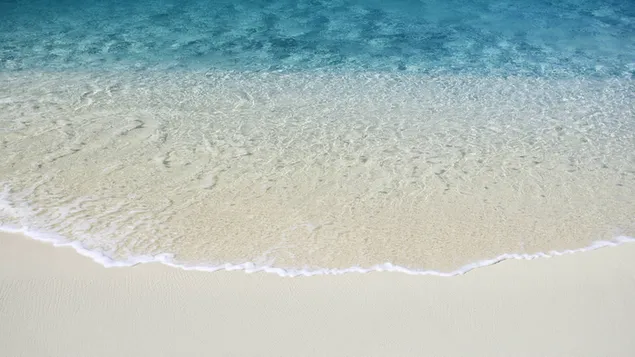 Agua y espuma de playa 4K fondo de pantalla