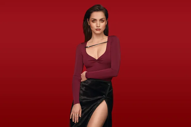 Aktris cantik Ana de Armas berpose dengan latar belakang merah 4K wallpaper