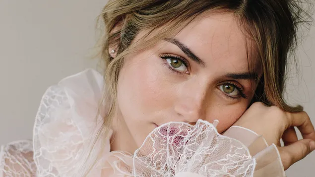 La bella actriz Ana de Armas posa con un vestido blanco