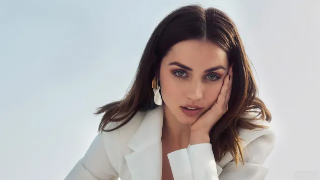 Schöne Schauspielerin Ana de Armas posiert in einem weißen Kleid mit Ohrringen 4K Hintergrundbild