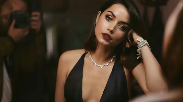 Aktris cantik Ana de Armas berpose dengan tangan di atas kepala unduhan