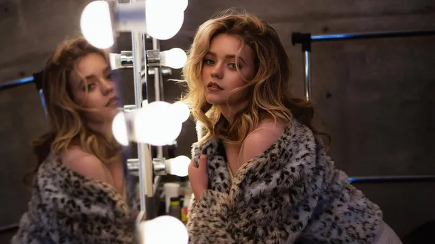 Hermosa actriz Jade Pettyjohn posando frente al espejo descargar