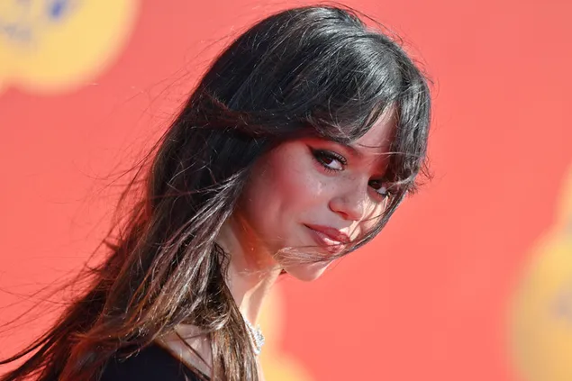Hermosa actriz Jenna Marie Ortega 2K fondo de pantalla