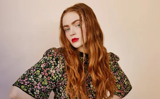 Красивата актриса Сейди Синк е секси в червените си устни и рокля на цветя 4K тапет