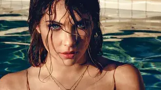 美しいアメリカ人女優のアシュリー ビクトリア ベンソンは、濡れた髪と美しい緑色の目でカメラを見つめています。 4K 壁紙