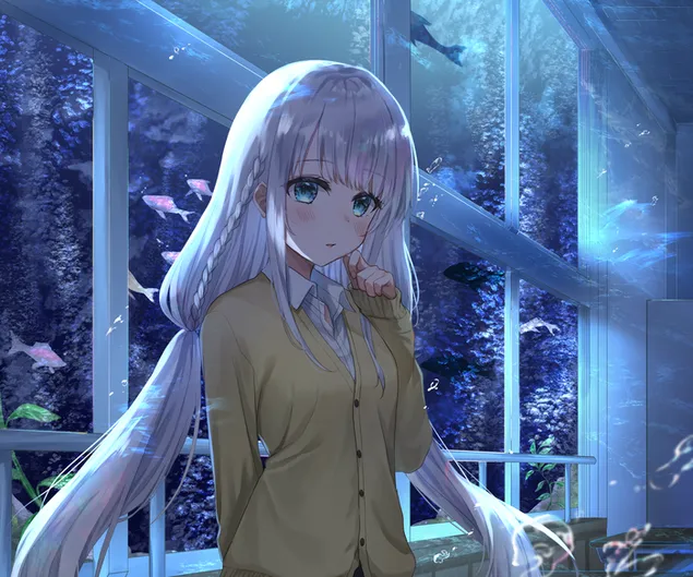 สาวสวยผมยาว ตาสีฟ้า เสื้อเหลือง โพสท่าหน้าตู้ปลาและหน้าต่างสีขาว 2K วอลเปเปอร์