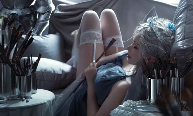 Čudovito anime dekle z belimi lasmi, ki leži na kavču 4K ozadje