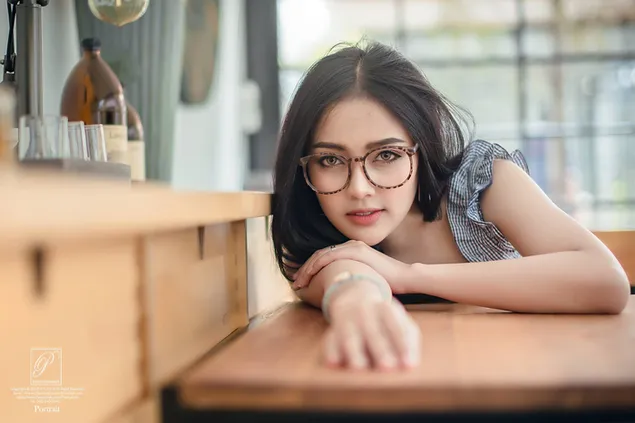 Прелепа азијска девојка црне косе и очију боје лешника са наочарима 2K позадина