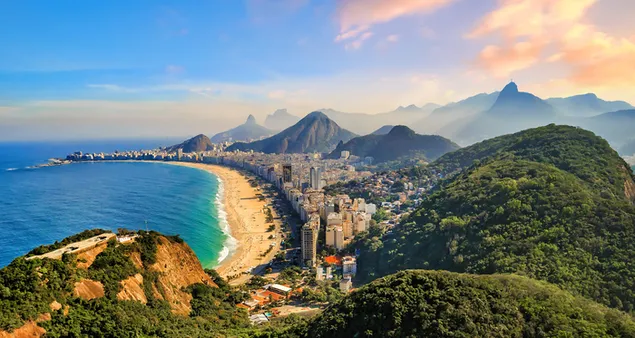 Hermosa vista de la costa y la montaña de Río de Janeiro