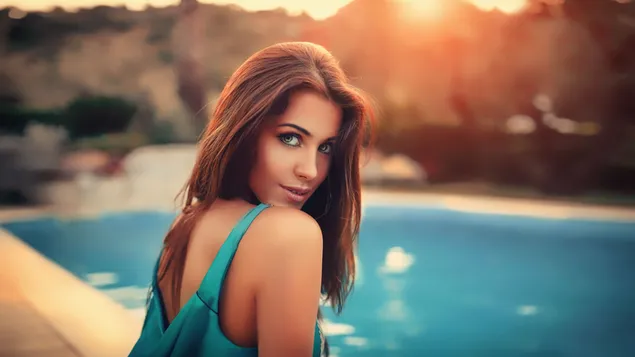 Hermosa chica modelo junto a la piscina soleada 4K fondo de pantalla