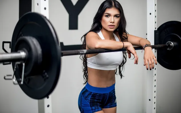 Beautiful girl posing with weights in the gym 2K wallpaper