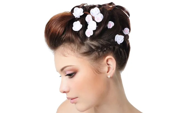 فتاة جميلة ترتدي زهرة بأسلوب مختلف من شعر العروس 2K خلفية