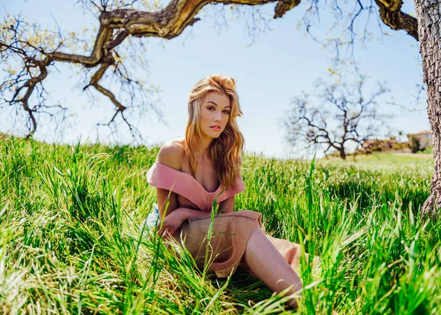 Wunderschönes 'Katherine McNamara'-Grasland-Fotoshooting herunterladen