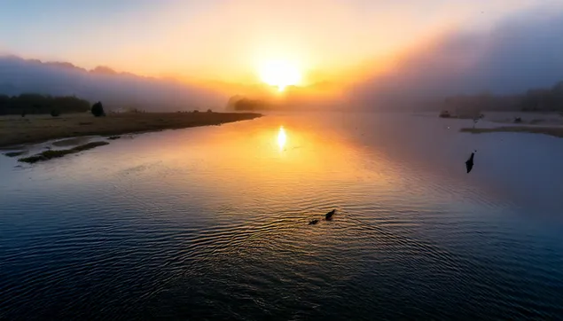 Hermoso atardecer en el lago 2K fondo de pantalla