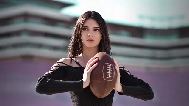 Bella modelo posa con la pelota de béisbol de Kendall Jenner 2K fondo de pantalla