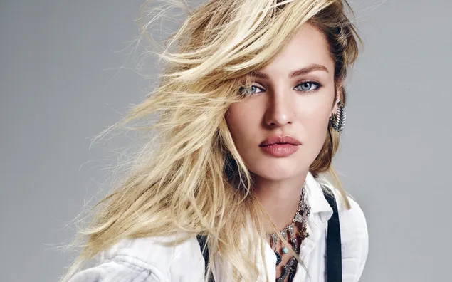 Beautiful model with blonde blue eyes 2K wallpaper