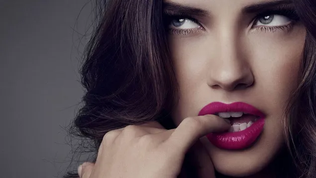 Hermosa modelo con lápiz labial rosa HD fondo de pantalla