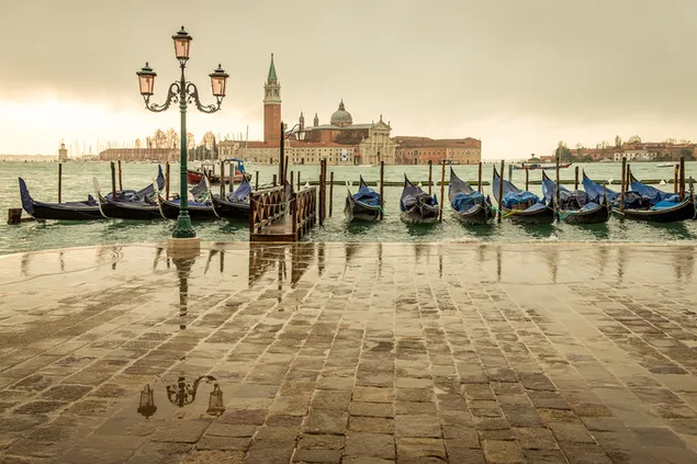 Hermosa foto de Venecia reflejada en sus botes de remos y edificios 2K fondo de pantalla
