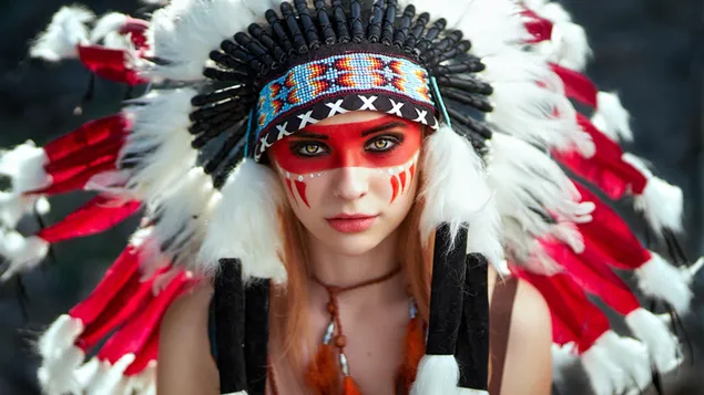 krasne cervene saty tribal woman stiahnut