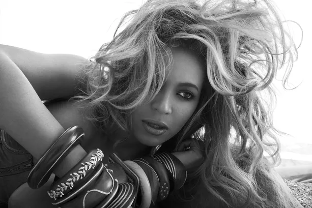 Hermosa cantante Beyonce en blanco y negro 2K fondo de pantalla