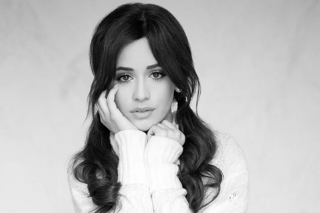 Schöne Sängerin Camila Cabello in Schwarz und Weiß HD Hintergrundbild