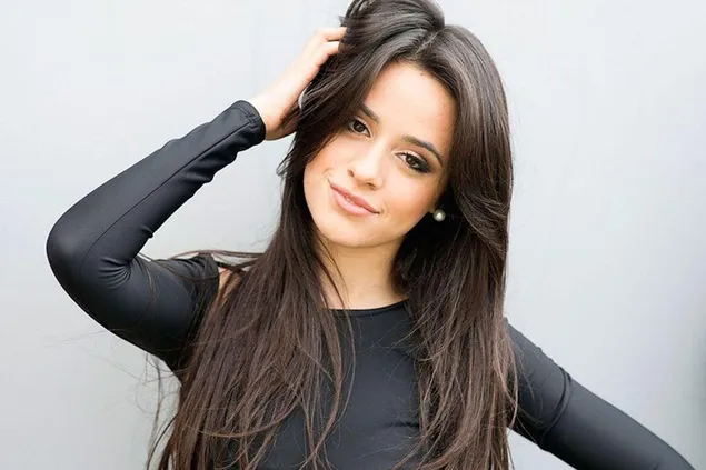 Taustakuva Kaunis laulaja Camila Cabello poseeraa kädet päässä HD