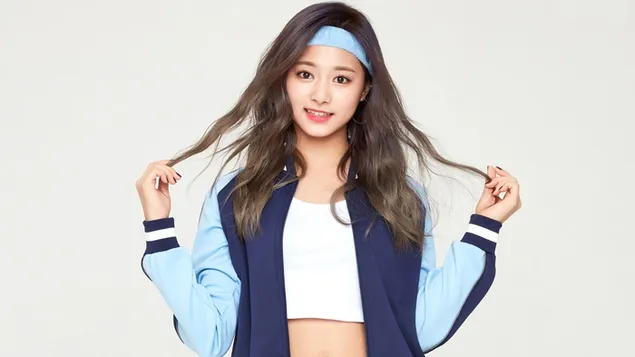 la bella cantant chou tzu-yu posa amb el seu bonic cabell baixada