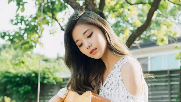 la bella cantant chou tzu-yu posant amb la seva guitarra baixada