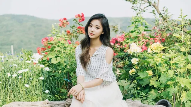 la bella cantant chou tzuyu posant entre flors baixada