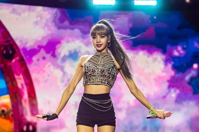Prelepa pevačica Lalisa iz Blackpinka sa kosom u repu na sceni HD pozadina