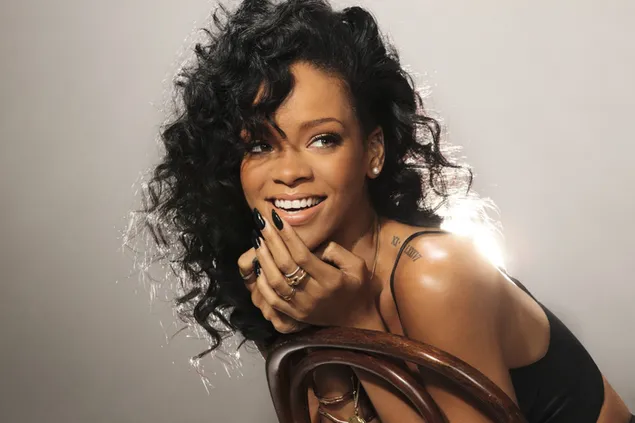 Hermosa cantante Rihanna posando riendo 2K fondo de pantalla