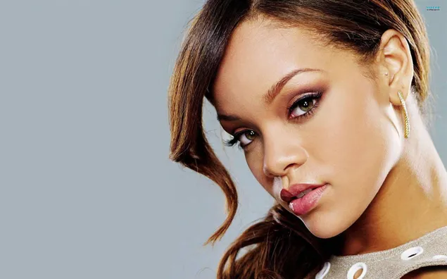 Hermosa cantante Rihanna posando con hermoso cabello 2K fondo de pantalla