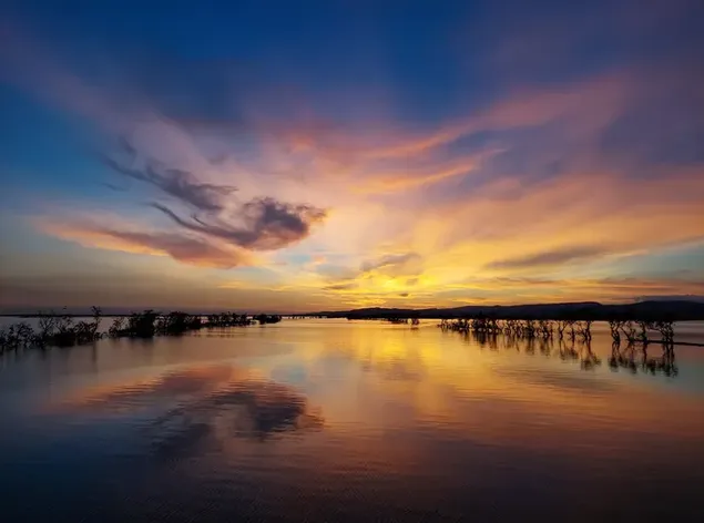 Schöner Sonnenuntergang am Fluss Tanguar Haor, Bangladesch