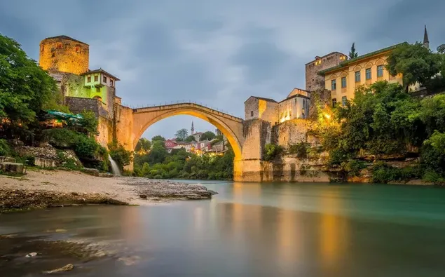 ボスニア・ヘルツェゴビナの川に架かるモスタル橋の美しい景色